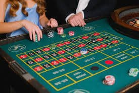 Aplikasi mobile musi toto menampilkan permainan slot dan live-dealer di layar sentuh